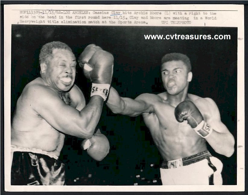 Muhammad Ali CASSIUS CLAY Decks ARCHIE MOORE wire photo 1962 N1X