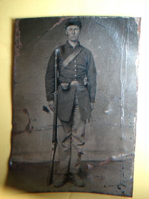 Civil War soldier 1/4 Plate Tin Type Gun & Rifle, NICE!