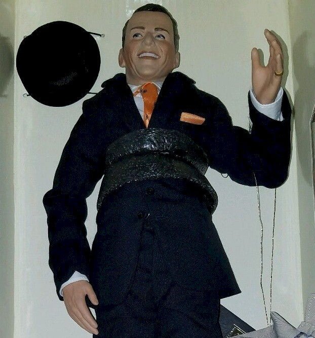 Franklin Mint Frank Sinatra Porcelain Musical Sinigng Doll 1998